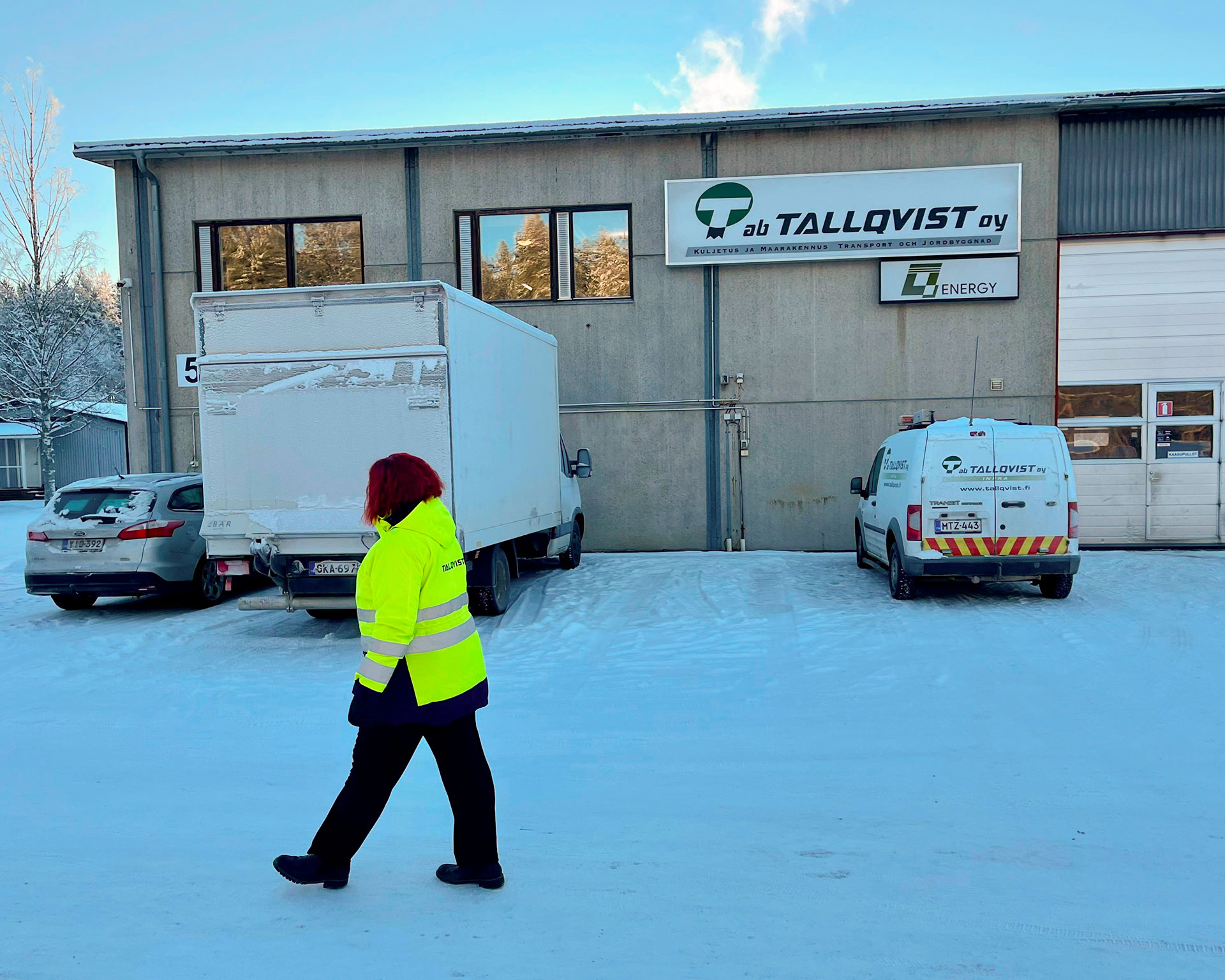 Miia työpäällikkö pihalla